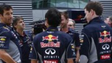 El piloto australiano Mark Webber, junto con sus mecanicos y compa&ntilde;eros de equipo.