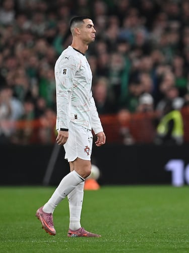 Cristiano Ronaldo es expulsado por un codazo a O´Shea en la espalda sin balón. El árbitro revisa la jugada en el VAR y le muestra la cartulina roja.