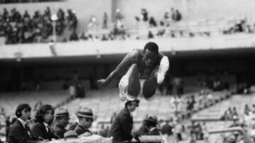 Bob Beammon impuso el récord de salto de longitud con una distancia de 8.9 metros en el Estadio Olímpico Universitario. Algo insólito en aquel momento.