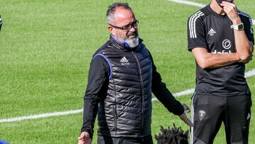 &Aacute;lvaro Cervera, entrenador del C&aacute;diz, durante un entrenamiento.