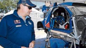 <b>DESCANSO, PERO NO PARA LOS MECÁNICOS. </b>Carlos Sainz siguió muy de cerca el trabajo de sus mecánicos sobre su VW Touareg oficial en el día de descanso en Valparaíso.