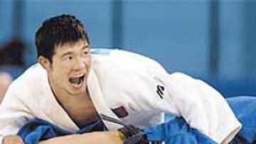 <b>SE ACABÓ EL SUEÑO. </b>El mongol Tsgaanbaatar lanza un grito triunfal tras lograr la llave que le dio el bronce ante el español Kenji Uematsu.