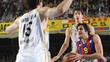 <strong>FRENADO.</strong> Ricky Rubio, impotente ante la defensa del Real Madrid.