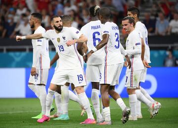 1-1. Karim Benzema celebra el primer gol que marca de penalti.