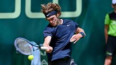 Andrey Rublev ejecuta un drive en el torneo de Halle.