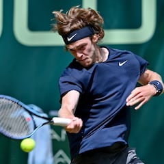 Rublev llega con paso firme a las semifinales en Halle