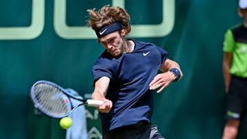 Andrey Rublev ejecuta un drive en el torneo de Halle.