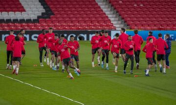 Los jugadores entrenaron por la tarde en Old Trafford.