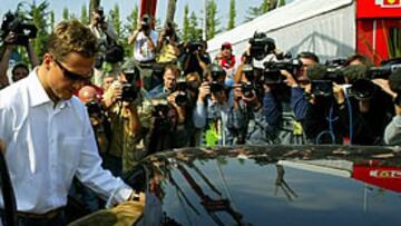 <B>AYER VISITARON A SU MADRE</B>. Michael Schumacher y su hermano Ralf viajaron hasta Colonia después de los últimos entrenamientos en Imola a visitar a su madre.