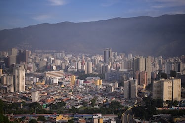 Un paisaje urbano de Caracas, la mañana después de que Estados Unidos atacase a Venezuela.