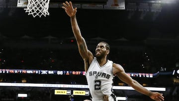 LWS105. SAN ANTONIO (EE.UU.), 09/05/2017.- El jugador Patrick Beverley (i) de Houston Rockets en acción ante Kawhi Leonard (d) de San Antonio Spurs hoy, martes 9 de mayo de 2017, durante un juego entre San Antonio Spurs y Houston Rockets de la NBA, que se disputa en el AT&T Center, en San Antonio, Texas, (Estados Unidos). EFE/LARRY W. SMITH