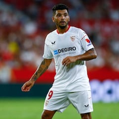 Tecatito Corona, con buena actuación en el debut de Sevilla en la Liga