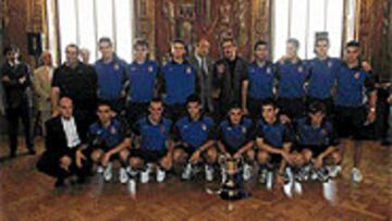 <B>BAUTIVO PARA ALCOVER</B>. El nuevo concejal de deportes del ayuntamiento de Barcelona recibió a los campeones. No hay mejor estreno que celebrar una Copa del Rey.