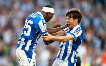 Sadiq celebra el 1-1 con David Silva. 