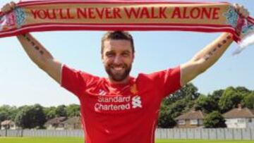 Rickie Lambert posando con la bufanda del Liverpool en su presentación.