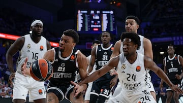 MADRID, 05/03/2026.- El alero estadounidense del Virtus Bologna Derrick Alston Jr (2i) supera al base dominicano del Real Madrid, Andrés Feliz (d) durante el partido de la EuroLiga que Real Madrid y Virtus Bologna disputan este jueves en el Movistar Arena, en Madrid. EFE/Juanjo Martín