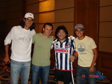 Diego Armando Maradona se puso la camiseta de Rayados en unas vacaciones, en esta foto lo podemos ver junto a Sebastián Abreu.