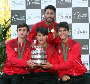 Mario Gonz¨¢lez, Pablo Llamas, Carlos Alcaraz y David Ayuela, con la Ensaladera.