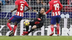 Oblak realiza una parada. 