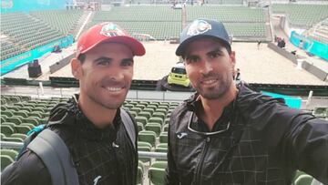 Pablo Herrera y Adri&aacute;n Gavira posan en el recinto de Hamburgo antes de debutar en las Finales del World Tour.