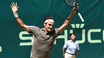 Roger Federer celebra su triunfo en Halle.