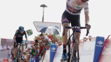 Tom Dumoulin celebra su victoria tras superar a Froome.