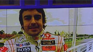 <b>EN LA DISTANCIA.</b> Alonso agradeció, a través de un vídeo, el recibir el premio como el mejor en 2007 de la categoría de Motor.