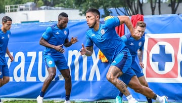 Jugadores de Cruz Azul entrenan en la pretemporada.