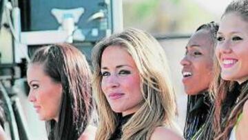 <b>Sí: estas son las mujeres de Castellón</b> Y sus niñas valen un montón, o dos montones. Ya saben que allí se juega la clasificación para el Mundial 2009 de fútbol sobre la arena y dudamos que acabe el torneo. Como los jugadores las miren mucho acabarán chutando contra el mar salado. Sí señor, estas son las mujeres de Castellón.