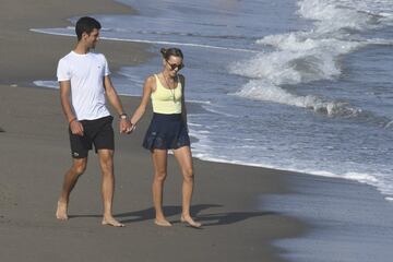 El tenista serbio, ganador del ¨²ltimo Wimbledon, y su mujer Jelena ?okovi? disfrutan de unos d¨ªas de descanso en la Costa del Sol espa?ola.