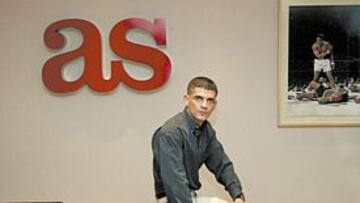 <b>JUNTO A UN MITO. </b>Karin Quibir posó con el cartel del Campeonato de Europa delante de una imagen de Muhammad Ali derrotando a Liston durante su visita a AS, donde conversó con Alfredo Relaño, Alejandro Elortegui, Vicente Carreño...