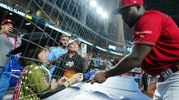 PHOENIX, AZ - MARCH 17: Randy Arozarena #56 of Team Mexico signs an autograph for a young fan before the 2023 World Baseball Classic Quarterfinal game between Team Puerto Rico and Team Mexico at loanDepot Park on Friday, March 17, 2023 in Miami, Florida. (Photo by Daniel Shirey/WBCI/MLB Photos via Getty Images)
