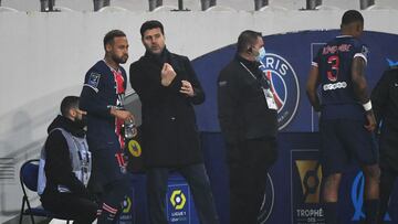 Paris Saint-Germain's Argentine head coach Mauricio Pochettino (C) speaks with Paris Saint-Germain's Brazilian forward Neymar (L) during the French Champions Trophy (Trophee des Champions) football match between Paris Saint-Germain (PSG) and Mar