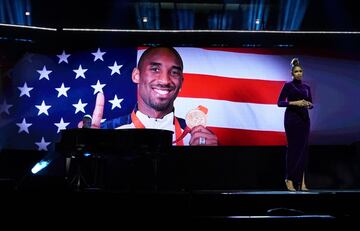 La cantante Jennifer Hudson puso su voz a la m´sica en el tributo a Kobe Bryant y su hija Gianna antes del All Star Game.