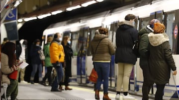 GRAF9461. MADRID, 12/01/2021.- Varias personas usan el Metro de Madrid este martes donde los colegios permaneces cerrados, los supermercados desabastecidos y los hospitales intentando recuperar la normalidad tras d&iacute;as de aislamiento por el temporal