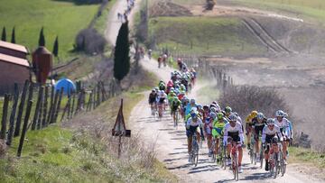 El pelot&oacute;n rueda por los tramos de sterrato durante la disputa de la Strade Bianche de 2015.