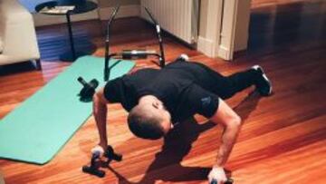 Benzema trabaja en casa, como publica en las redes.