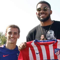 Griezmann enseña su famoso baile de Fortnite a Karl-Anthony Towns