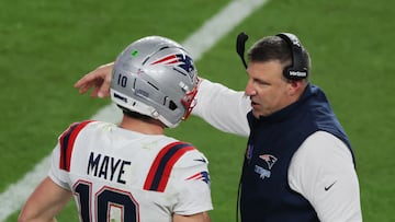 Football - NFL - Super Bowl LX - New England Patriots v Seattle Seahawks - Levi's Stadium, Santa Clara, California, United States - February 8, 2026 New England Patriots head coach Mike Vrabel talks to Drake Maye REUTERS/Carlos Barria