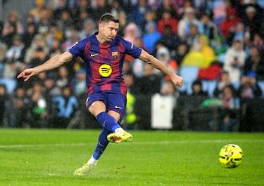 0-1. Robert Lewandowski no falla y anota el primer tanto. Radu adivinó las intenciones del delantero polaco sin suerte.