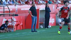 Etxeberria observa de pie la evolución de sus jugadores en el duelo ante el Athletic.