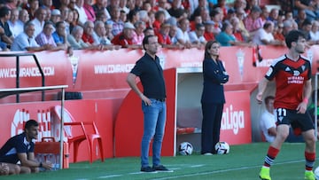 Etxeberria observa de pie la evolución de sus jugadores en el duelo ante el Athletic.