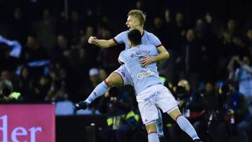 Wass celebra con Maxi Gómez el primer tanto del partido entre el Celta y el Real Madrid.