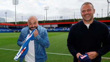 Manolo González y Hansi Flick posaron antes del partido de hoy.
