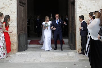 La pareja ya casada saliendo de la iglesia. 