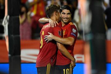 2-0. Carlos Soler celebra el segundo gol con Marcos Llorente.