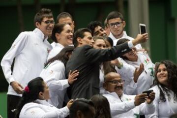 El presidente de México realizó el abanderamiento de los atletas mexicanos que participaran en los Juegos Olímpicos de Rio 2016. La atleta Daniela Campuzano fue la encargada de recibir el lábaro patrio