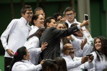 El presidente de México realizó el abanderamiento de los atletas mexicanos que participaran en los Juegos Olímpicos de Rio 2016. La atleta Daniela Campuzano fue la encargada de recibir el lábaro patrio 