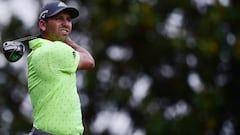 Sergio Garc&iacute;a golpea la bola durante la &uacute;ltima jornada del Wells Fargo Championship en el Quail Hollow Club de Charlotte, North Carolina.