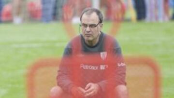 <b>SU SELLO. </b>Bielsa medita durante un entrenamiento en Lezama.